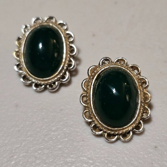 Vintage Oval Cut Green Agate Clip-on Earrings Patina Present 14 - Picture 1 of 4